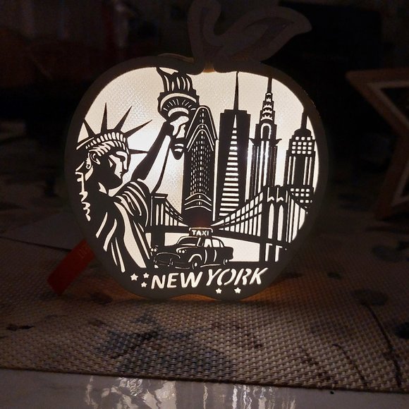 NEW YORK BIG APPLE LED ORNAMENT PRETTY FESTIVE ORNAMENT - Picture 7 of 8